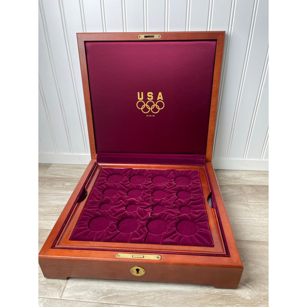 Coin Display Box US Mint Olympic Wood  Great Seal Eagle 2-Tray Mahogany VTG Case
